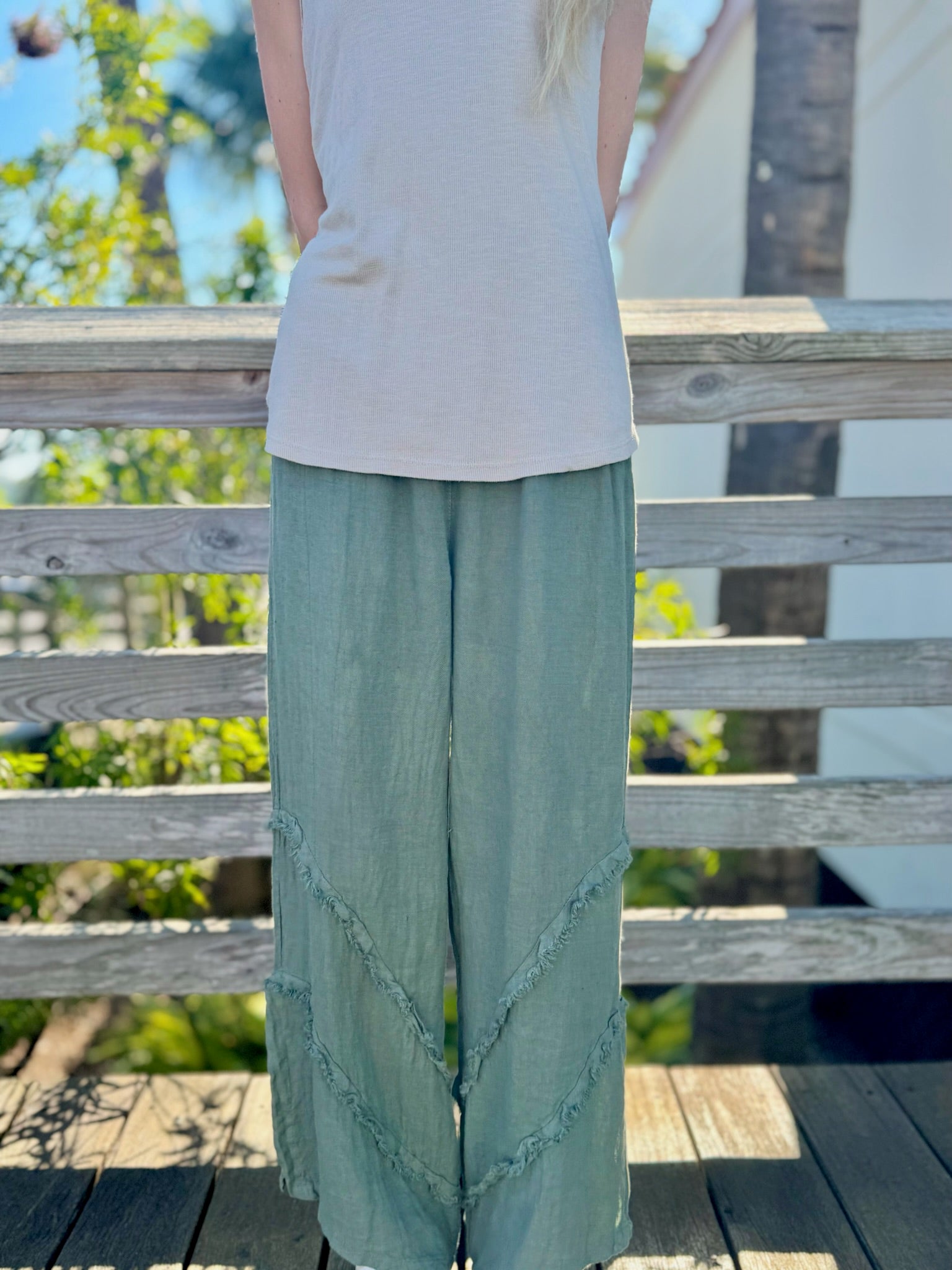 Front view on Tia Linen pants in green Made in Italy