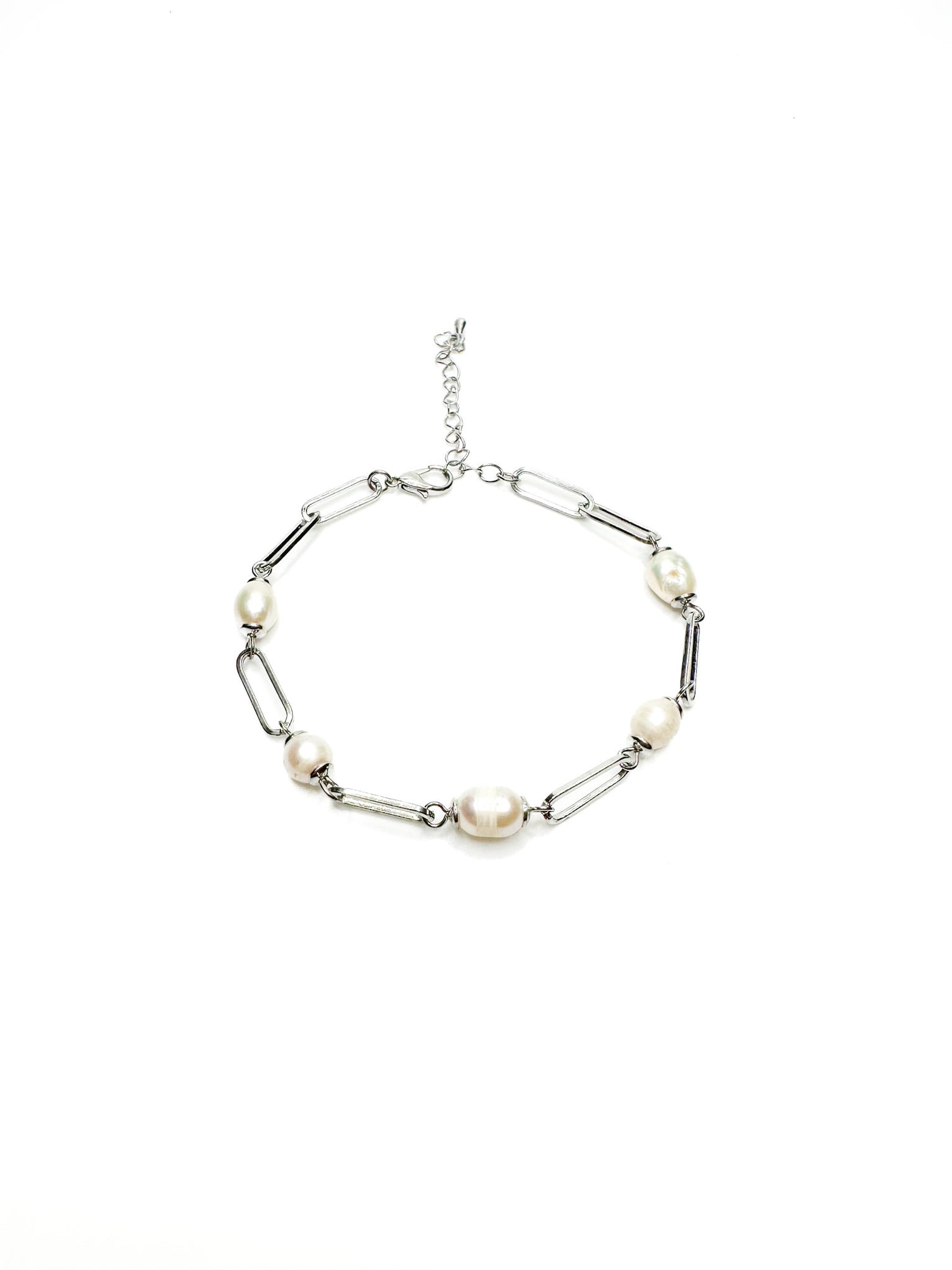 Silver bracelet with pearls 