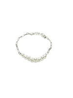 Silver bracelet with pearls 