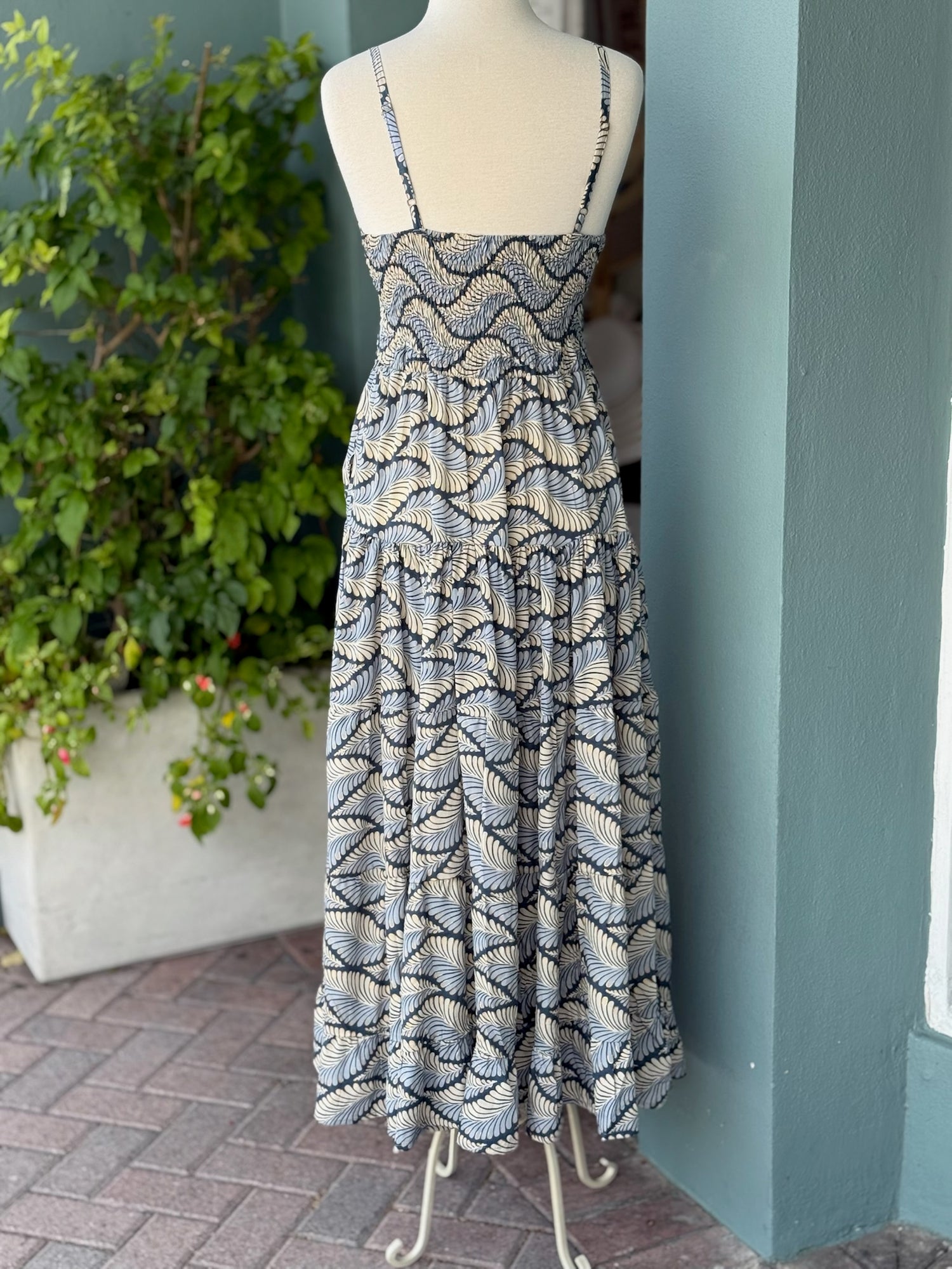 adjustable straps on dress with pockets
