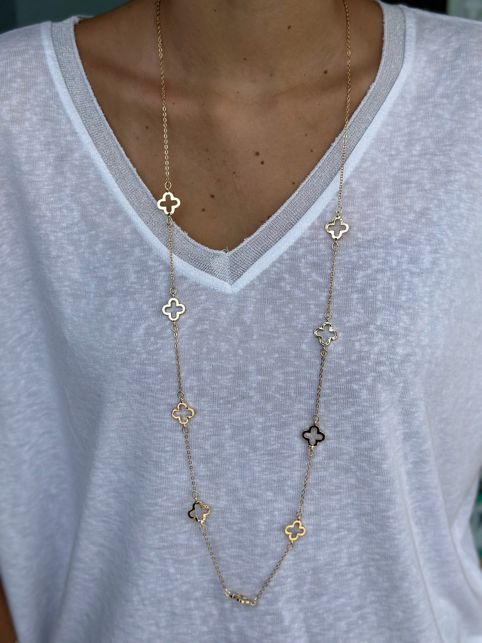 Long clover necklace in gold 