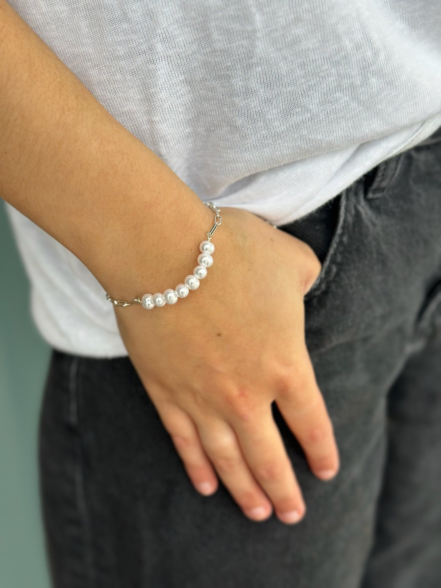 Silver bracelet with pearls 