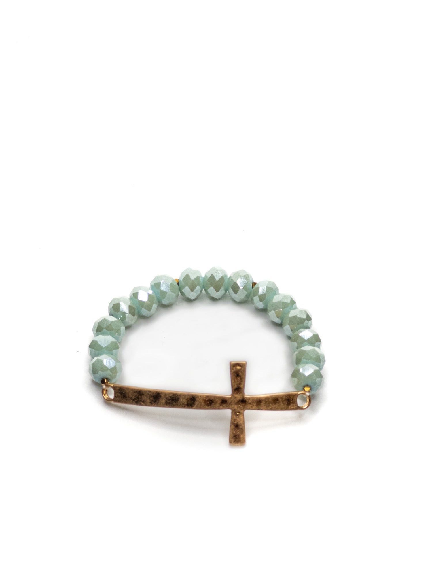 A bracelet with faceted green beads and a hammered gold-tone cross as its centerpiece, featuring an elastic design for a comfortable fit.