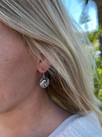 Silver wave engraved dangly earrings. Nickel Free. Length : 1 1/4"