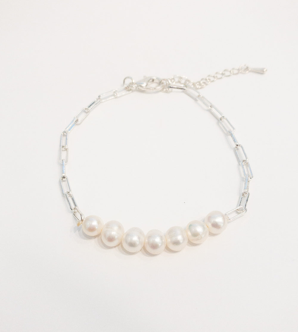 Callie silver chain bracelet with 7 pearls in center