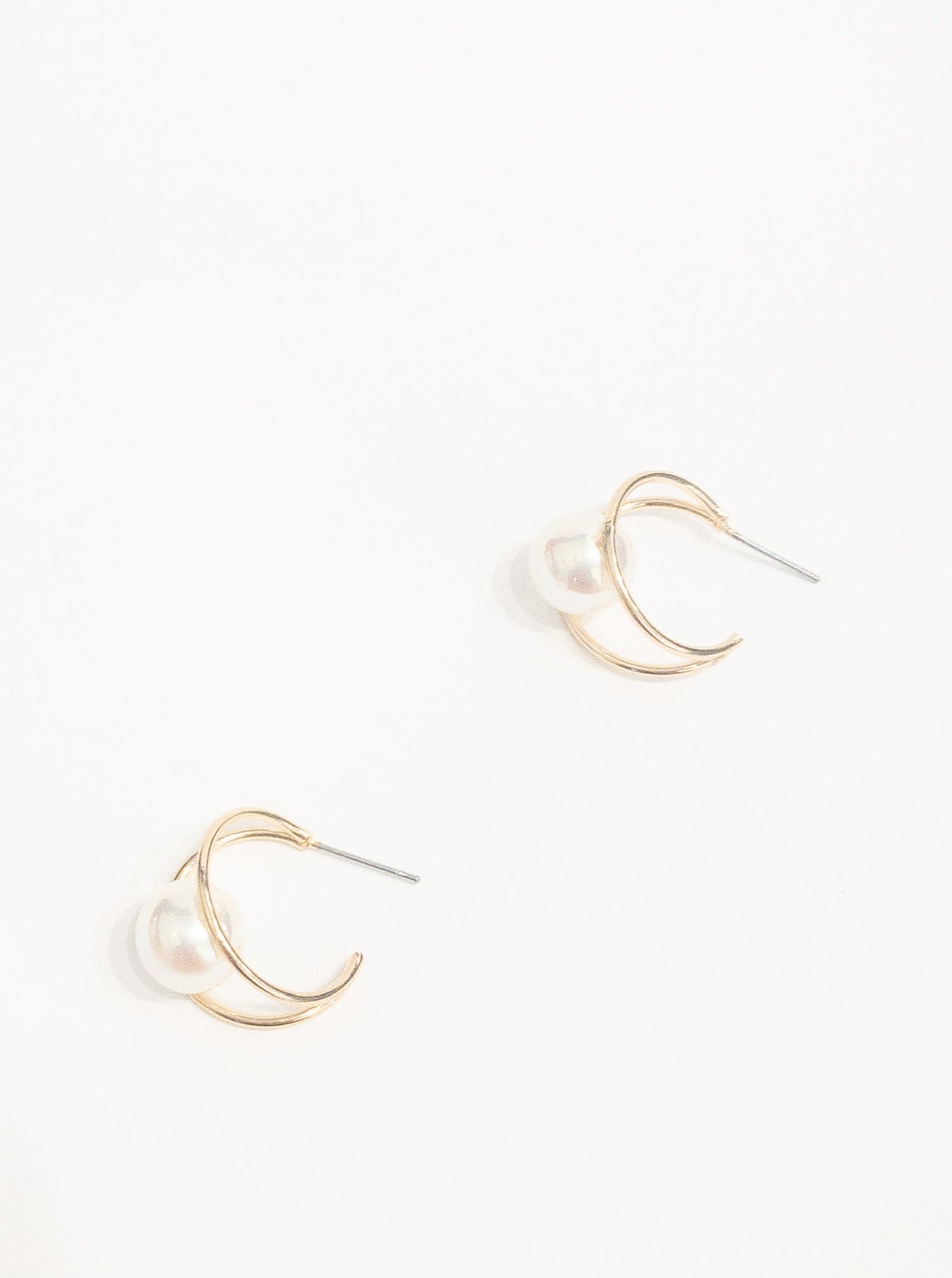 Gold plated Double hoop earrings Faux pearl accent Diameter : 3/4"