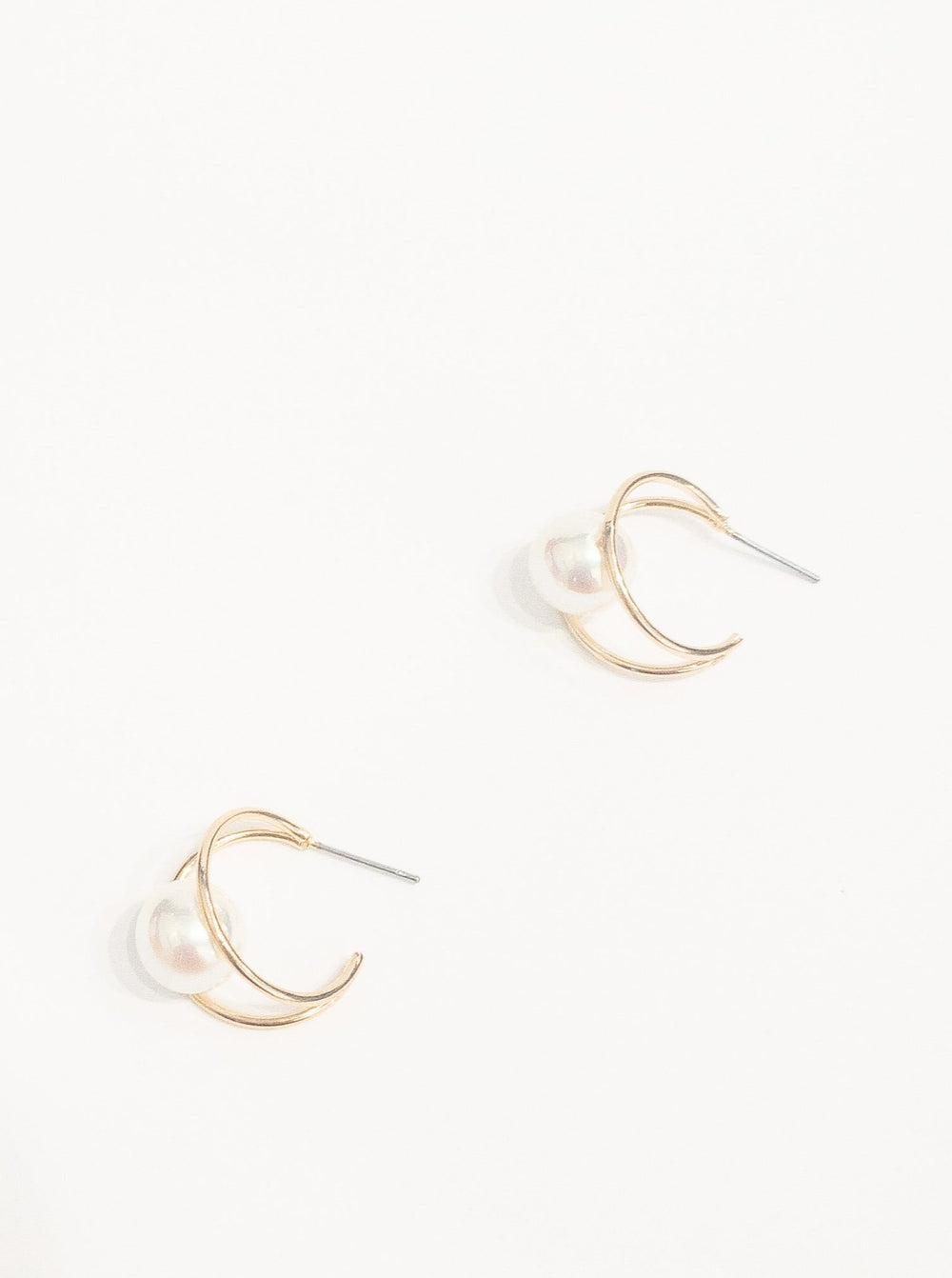 Gold plated Double hoop earrings Faux pearl accent Diameter : 3/4"